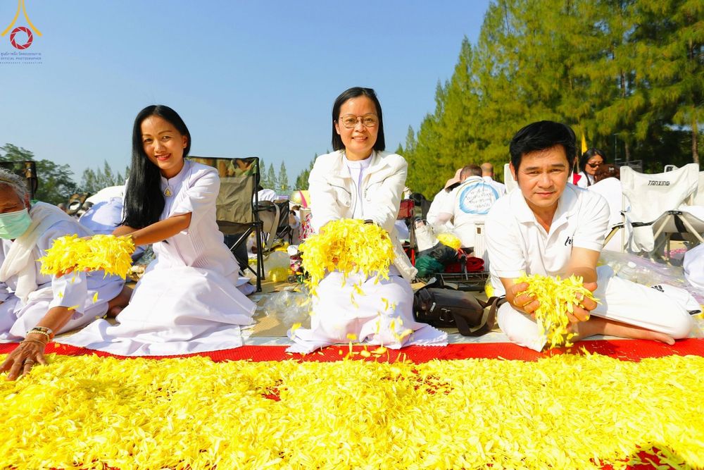 ภาพ No.190750:พิธีต้อนรับพระธรรมยาตรา ณ อนุสรณ์สถาน สถานที่ตั้งมโนปณิธานบวชตลอดชีวิต อนุสรณ์สถานคลองบางนางแท่น อ.สามพราน จ.นครปฐม ในโครงการธรรมยาตรา กตัญญูบูชา มหาปูชนียาจารย์ พระมงคลเทพมุนี(สด จนฺทสโร) พระผู้ปราบมาร อนุสรณ์สถาน 7 แห่ง ปีที่ 13 วันที่ 7 ม.ค.2568