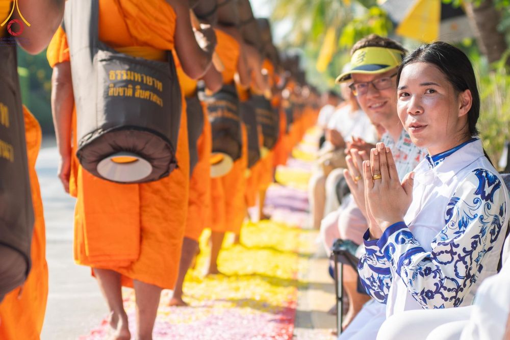 ภาพ No.190760:พิธีต้อนรับพระธรรมยาตรา ณ อนุสรณ์สถาน สถานที่ตั้งมโนปณิธานบวชตลอดชีวิต อนุสรณ์สถานคลองบางนางแท่น อ.สามพราน จ.นครปฐม ในโครงการธรรมยาตรา กตัญญูบูชา มหาปูชนียาจารย์ พระมงคลเทพมุนี(สด จนฺทสโร) พระผู้ปราบมาร อนุสรณ์สถาน 7 แห่ง ปีที่ 13 วันที่ 7 ม.ค.2568
