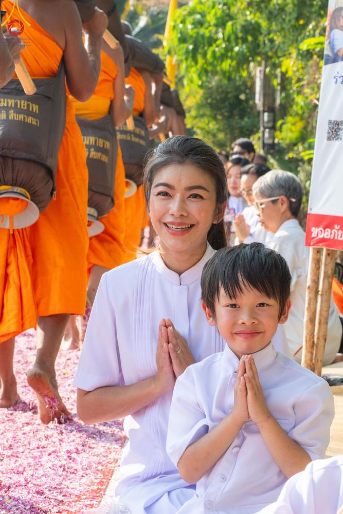 ภาพ No.190785:พิธีต้อนรับพระธรรมยาตรา ณ อนุสรณ์สถาน สถานที่ตั้งมโนปณิธานบวชตลอดชีวิต อนุสรณ์สถานคลองบางนางแท่น อ.สามพราน จ.นครปฐม ในโครงการธรรมยาตรา กตัญญูบูชา มหาปูชนียาจารย์ พระมงคลเทพมุนี(สด จนฺทสโร) พระผู้ปราบมาร อนุสรณ์สถาน 7 แห่ง ปีที่ 13 วันที่ 7 ม.ค.2568