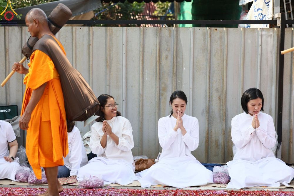 ภาพ No.190790:พิธีต้อนรับพระธรรมยาตรา ณ อนุสรณ์สถาน สถานที่ตั้งมโนปณิธานบวชตลอดชีวิต อนุสรณ์สถานคลองบางนางแท่น อ.สามพราน จ.นครปฐม ในโครงการธรรมยาตรา กตัญญูบูชา มหาปูชนียาจารย์ พระมงคลเทพมุนี(สด จนฺทสโร) พระผู้ปราบมาร อนุสรณ์สถาน 7 แห่ง ปีที่ 13 วันที่ 7 ม.ค.2568