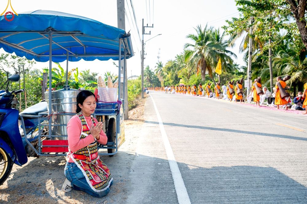 ภาพ No.190796:พิธีต้อนรับพระธรรมยาตรา ณ อนุสรณ์สถาน สถานที่ตั้งมโนปณิธานบวชตลอดชีวิต อนุสรณ์สถานคลองบางนางแท่น อ.สามพราน จ.นครปฐม ในโครงการธรรมยาตรา กตัญญูบูชา มหาปูชนียาจารย์ พระมงคลเทพมุนี(สด จนฺทสโร) พระผู้ปราบมาร อนุสรณ์สถาน 7 แห่ง ปีที่ 13 วันที่ 7 ม.ค.2568