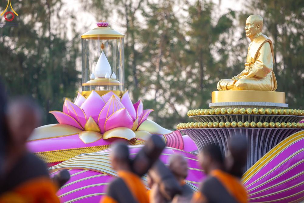ภาพ No.190804:พิธีต้อนรับพระธรรมยาตรา ณ อนุสรณ์สถาน สถานที่ตั้งมโนปณิธานบวชตลอดชีวิต อนุสรณ์สถานคลองบางนางแท่น อ.สามพราน จ.นครปฐม ในโครงการธรรมยาตรา กตัญญูบูชา มหาปูชนียาจารย์ พระมงคลเทพมุนี(สด จนฺทสโร) พระผู้ปราบมาร อนุสรณ์สถาน 7 แห่ง ปีที่ 13 วันที่ 7 ม.ค.2568