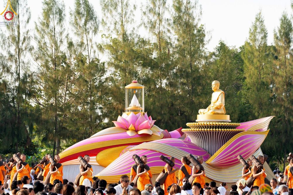 ภาพ No.190805:พิธีต้อนรับพระธรรมยาตรา ณ อนุสรณ์สถาน สถานที่ตั้งมโนปณิธานบวชตลอดชีวิต อนุสรณ์สถานคลองบางนางแท่น อ.สามพราน จ.นครปฐม ในโครงการธรรมยาตรา กตัญญูบูชา มหาปูชนียาจารย์ พระมงคลเทพมุนี(สด จนฺทสโร) พระผู้ปราบมาร อนุสรณ์สถาน 7 แห่ง ปีที่ 13 วันที่ 7 ม.ค.2568