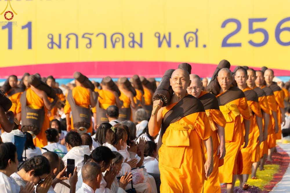 ภาพ No.190811:พิธีต้อนรับพระธรรมยาตรา ณ อนุสรณ์สถาน สถานที่ตั้งมโนปณิธานบวชตลอดชีวิต อนุสรณ์สถานคลองบางนางแท่น อ.สามพราน จ.นครปฐม ในโครงการธรรมยาตรา กตัญญูบูชา มหาปูชนียาจารย์ พระมงคลเทพมุนี(สด จนฺทสโร) พระผู้ปราบมาร อนุสรณ์สถาน 7 แห่ง ปีที่ 13 วันที่ 7 ม.ค.2568