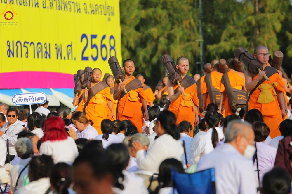 ภาพ No.190814:พิธีต้อนรับพระธรรมยาตรา ณ อนุสรณ์สถาน สถานที่ตั้งมโนปณิธานบวชตลอดชีวิต อนุสรณ์สถานคลองบางนางแท่น อ.สามพราน จ.นครปฐม ในโครงการธรรมยาตรา กตัญญูบูชา มหาปูชนียาจารย์ พระมงคลเทพมุนี(สด จนฺทสโร) พระผู้ปราบมาร อนุสรณ์สถาน 7 แห่ง ปีที่ 13 วันที่ 7 ม.ค.2568