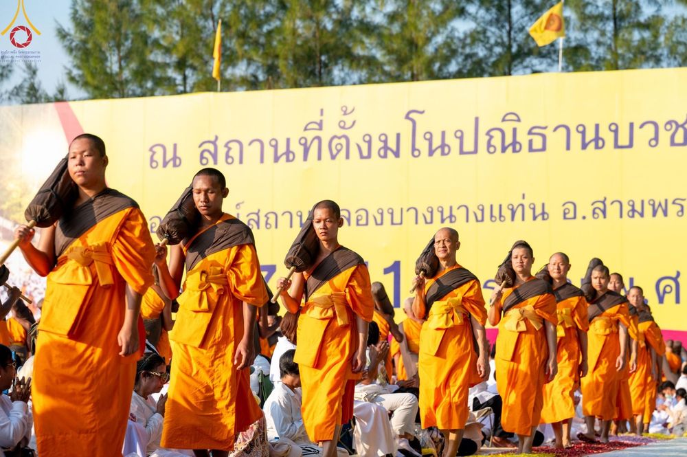 ภาพ No.190824:พิธีต้อนรับพระธรรมยาตรา ณ อนุสรณ์สถาน สถานที่ตั้งมโนปณิธานบวชตลอดชีวิต อนุสรณ์สถานคลองบางนางแท่น อ.สามพราน จ.นครปฐม ในโครงการธรรมยาตรา กตัญญูบูชา มหาปูชนียาจารย์ พระมงคลเทพมุนี(สด จนฺทสโร) พระผู้ปราบมาร อนุสรณ์สถาน 7 แห่ง ปีที่ 13 วันที่ 7 ม.ค.2568