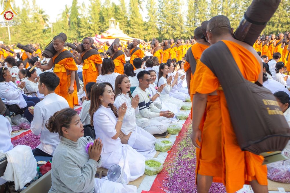 ภาพ No.190836:พิธีต้อนรับพระธรรมยาตรา ณ อนุสรณ์สถาน สถานที่ตั้งมโนปณิธานบวชตลอดชีวิต อนุสรณ์สถานคลองบางนางแท่น อ.สามพราน จ.นครปฐม ในโครงการธรรมยาตรา กตัญญูบูชา มหาปูชนียาจารย์ พระมงคลเทพมุนี(สด จนฺทสโร) พระผู้ปราบมาร อนุสรณ์สถาน 7 แห่ง ปีที่ 13 วันที่ 7 ม.ค.2568