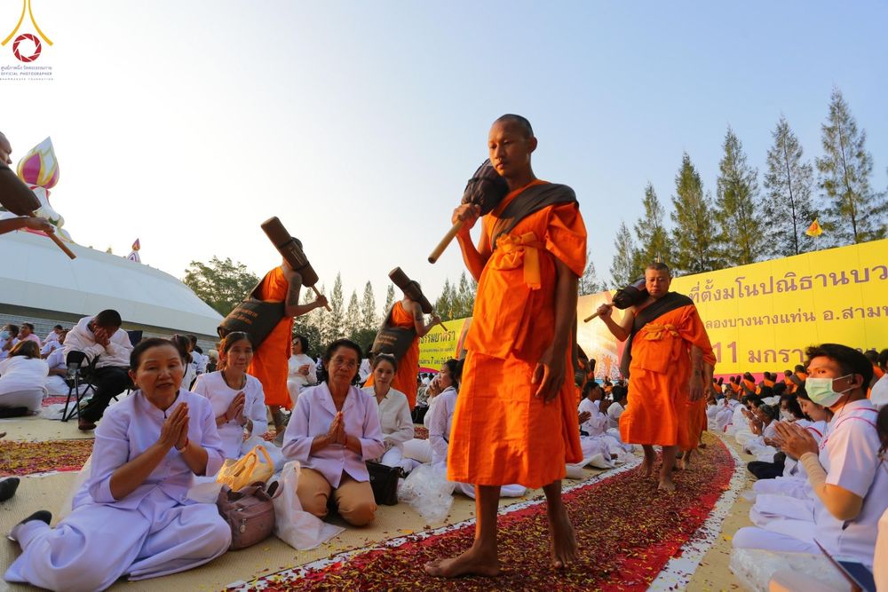 ภาพ No.190838:พิธีต้อนรับพระธรรมยาตรา ณ อนุสรณ์สถาน สถานที่ตั้งมโนปณิธานบวชตลอดชีวิต อนุสรณ์สถานคลองบางนางแท่น อ.สามพราน จ.นครปฐม ในโครงการธรรมยาตรา กตัญญูบูชา มหาปูชนียาจารย์ พระมงคลเทพมุนี(สด จนฺทสโร) พระผู้ปราบมาร อนุสรณ์สถาน 7 แห่ง ปีที่ 13 วันที่ 7 ม.ค.2568