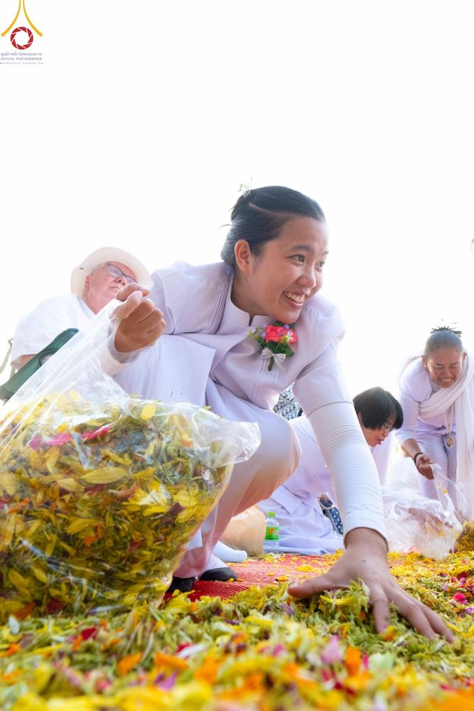 ภาพ No.190892:พิธีต้อนรับพระธรรมยาตรา ณ อนุสรณ์สถาน สถานที่ตั้งมโนปณิธานบวชตลอดชีวิต อนุสรณ์สถานคลองบางนางแท่น อ.สามพราน จ.นครปฐม ในโครงการธรรมยาตรา กตัญญูบูชา มหาปูชนียาจารย์ พระมงคลเทพมุนี(สด จนฺทสโร) พระผู้ปราบมาร อนุสรณ์สถาน 7 แห่ง ปีที่ 13 วันที่ 7 ม.ค.2568