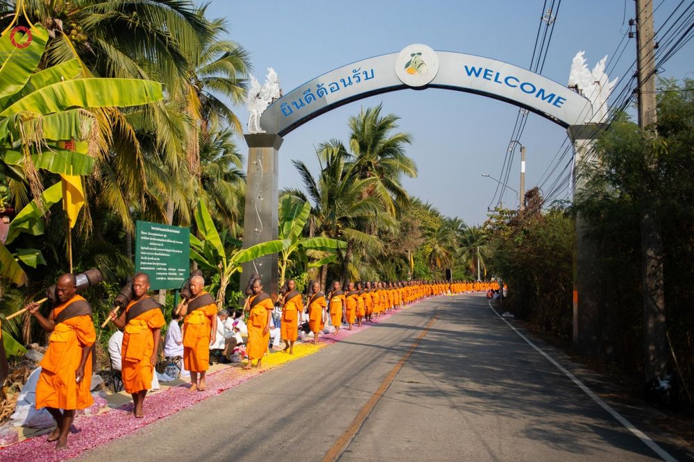ภาพ No.190926:พิธีต้อนรับพระธรรมยาตรา ณ อนุสรณ์สถาน สถานที่ตั้งมโนปณิธานบวชตลอดชีวิต อนุสรณ์สถานคลองบางนางแท่น อ.สามพราน จ.นครปฐม ในโครงการธรรมยาตรา กตัญญูบูชา มหาปูชนียาจารย์ พระมงคลเทพมุนี(สด จนฺทสโร) พระผู้ปราบมาร อนุสรณ์สถาน 7 แห่ง ปีที่ 13 วันที่ 7 ม.ค.2568