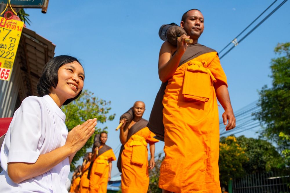 ภาพ No.190931:พิธีต้อนรับพระธรรมยาตรา ณ อนุสรณ์สถาน สถานที่ตั้งมโนปณิธานบวชตลอดชีวิต อนุสรณ์สถานคลองบางนางแท่น อ.สามพราน จ.นครปฐม ในโครงการธรรมยาตรา กตัญญูบูชา มหาปูชนียาจารย์ พระมงคลเทพมุนี(สด จนฺทสโร) พระผู้ปราบมาร อนุสรณ์สถาน 7 แห่ง ปีที่ 13 วันที่ 7 ม.ค.2568