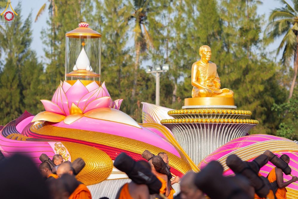 ภาพ No.190951:พิธีต้อนรับพระธรรมยาตรา ณ อนุสรณ์สถาน สถานที่ตั้งมโนปณิธานบวชตลอดชีวิต อนุสรณ์สถานคลองบางนางแท่น อ.สามพราน จ.นครปฐม ในโครงการธรรมยาตรา กตัญญูบูชา มหาปูชนียาจารย์ พระมงคลเทพมุนี(สด จนฺทสโร) พระผู้ปราบมาร อนุสรณ์สถาน 7 แห่ง ปีที่ 13 วันที่ 7 ม.ค.2568