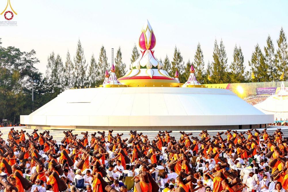 ภาพ No.190959:พิธีต้อนรับพระธรรมยาตรา ณ อนุสรณ์สถาน สถานที่ตั้งมโนปณิธานบวชตลอดชีวิต อนุสรณ์สถานคลองบางนางแท่น อ.สามพราน จ.นครปฐม ในโครงการธรรมยาตรา กตัญญูบูชา มหาปูชนียาจารย์ พระมงคลเทพมุนี(สด จนฺทสโร) พระผู้ปราบมาร อนุสรณ์สถาน 7 แห่ง ปีที่ 13 วันที่ 7 ม.ค.2568