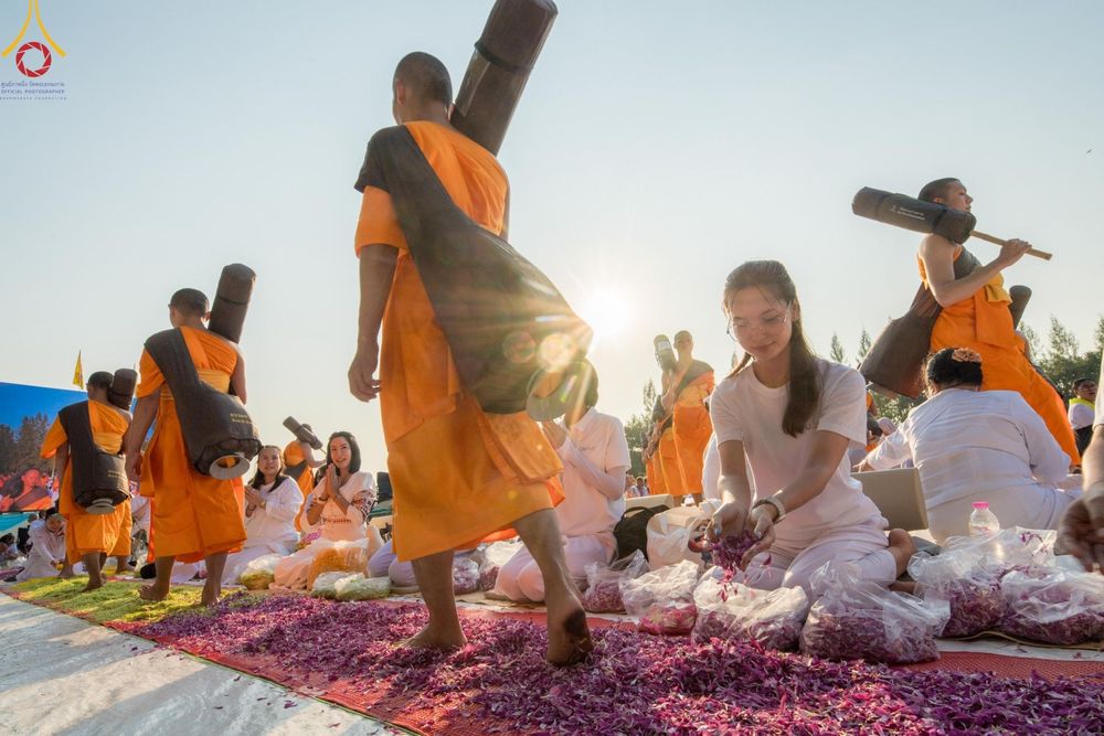 ภาพ No.190966:พิธีต้อนรับพระธรรมยาตรา ณ อนุสรณ์สถาน สถานที่ตั้งมโนปณิธานบวชตลอดชีวิต อนุสรณ์สถานคลองบางนางแท่น อ.สามพราน จ.นครปฐม ในโครงการธรรมยาตรา กตัญญูบูชา มหาปูชนียาจารย์ พระมงคลเทพมุนี(สด จนฺทสโร) พระผู้ปราบมาร อนุสรณ์สถาน 7 แห่ง ปีที่ 13 วันที่ 7 ม.ค.2568