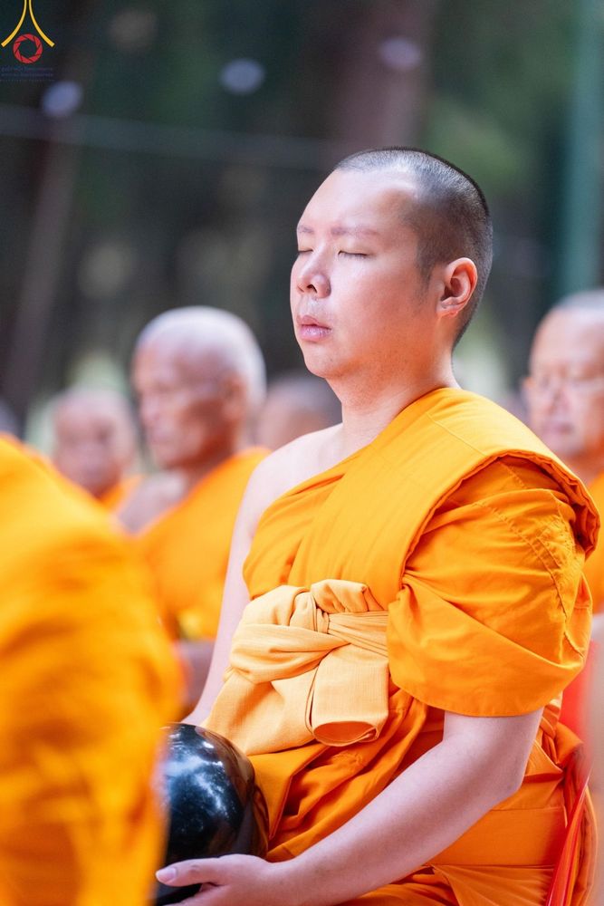 ภาพ No.191157:พิธีตักบาตรพระธรรมยาตรา ณ อนุสรณ์สถานลำดับที่ 1 สถานที่เกิดด้วยรูปกายเนื้อ อนุสรณ์สถานมหาวิหารพระมงคลเทพมุนี (โลตัสแลนด์) อ.สองพี่น้อง จ.สุพรรณบุรี ในโครงการธรรมยาตรา กตัญญูบูชา มหาปูชนียาจารย์ พระมงคลเทพมุนี(สด จนฺทสโร) พระผู้ปราบมาร อนุสรณ์สถาน 7 แห่ง 