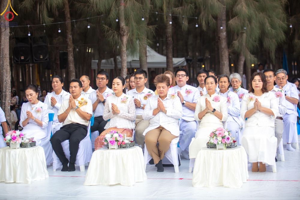 ภาพ No.191161:พิธีตักบาตรพระธรรมยาตรา ณ อนุสรณ์สถานลำดับที่ 1 สถานที่เกิดด้วยรูปกายเนื้อ อนุสรณ์สถานมหาวิหารพระมงคลเทพมุนี (โลตัสแลนด์) อ.สองพี่น้อง จ.สุพรรณบุรี ในโครงการธรรมยาตรา กตัญญูบูชา มหาปูชนียาจารย์ พระมงคลเทพมุนี(สด จนฺทสโร) พระผู้ปราบมาร อนุสรณ์สถาน 7 แห่ง 