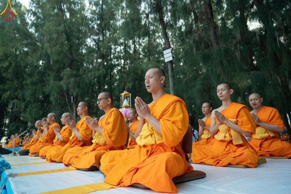 ภาพ No.191174:พิธีตักบาตรพระธรรมยาตรา ณ อนุสรณ์สถานลำดับที่ 1 สถานที่เกิดด้วยรูปกายเนื้อ อนุสรณ์สถานมหาวิหารพระมงคลเทพมุนี (โลตัสแลนด์) อ.สองพี่น้อง จ.สุพรรณบุรี ในโครงการธรรมยาตรา กตัญญูบูชา มหาปูชนียาจารย์ พระมงคลเทพมุนี(สด จนฺทสโร) พระผู้ปราบมาร อนุสรณ์สถาน 7 แห่ง 