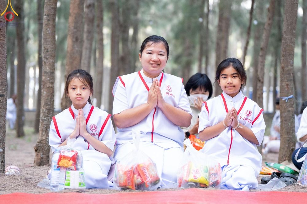 ภาพ No.191183:พิธีตักบาตรพระธรรมยาตรา ณ อนุสรณ์สถานลำดับที่ 1 สถานที่เกิดด้วยรูปกายเนื้อ อนุสรณ์สถานมหาวิหารพระมงคลเทพมุนี (โลตัสแลนด์) อ.สองพี่น้อง จ.สุพรรณบุรี ในโครงการธรรมยาตรา กตัญญูบูชา มหาปูชนียาจารย์ พระมงคลเทพมุนี(สด จนฺทสโร) พระผู้ปราบมาร อนุสรณ์สถาน 7 แห่ง 
