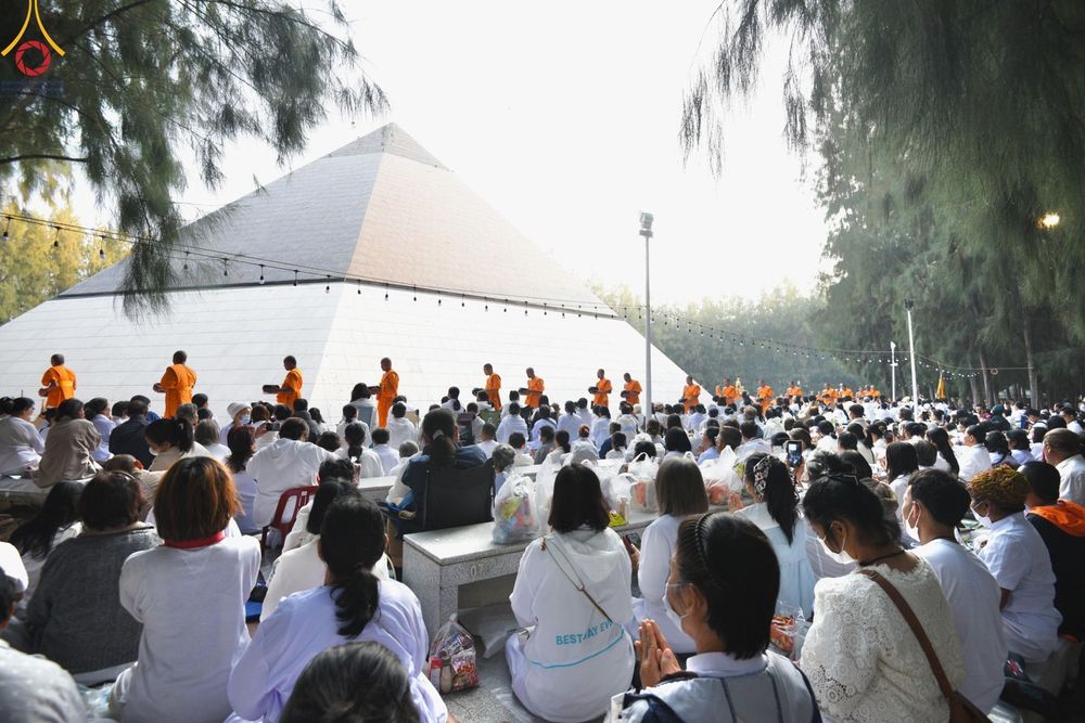 ภาพ No.191191:พิธีตักบาตรพระธรรมยาตรา ณ อนุสรณ์สถานลำดับที่ 1 สถานที่เกิดด้วยรูปกายเนื้อ อนุสรณ์สถานมหาวิหารพระมงคลเทพมุนี (โลตัสแลนด์) อ.สองพี่น้อง จ.สุพรรณบุรี ในโครงการธรรมยาตรา กตัญญูบูชา มหาปูชนียาจารย์ พระมงคลเทพมุนี(สด จนฺทสโร) พระผู้ปราบมาร อนุสรณ์สถาน 7 แห่ง 