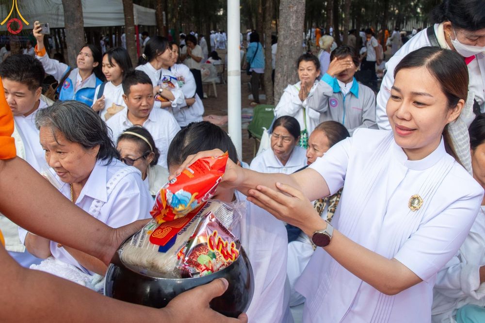 ภาพ No.191217:พิธีตักบาตรพระธรรมยาตรา ณ อนุสรณ์สถานลำดับที่ 1 สถานที่เกิดด้วยรูปกายเนื้อ อนุสรณ์สถานมหาวิหารพระมงคลเทพมุนี (โลตัสแลนด์) อ.สองพี่น้อง จ.สุพรรณบุรี ในโครงการธรรมยาตรา กตัญญูบูชา มหาปูชนียาจารย์ พระมงคลเทพมุนี(สด จนฺทสโร) พระผู้ปราบมาร อนุสรณ์สถาน 7 แห่ง 