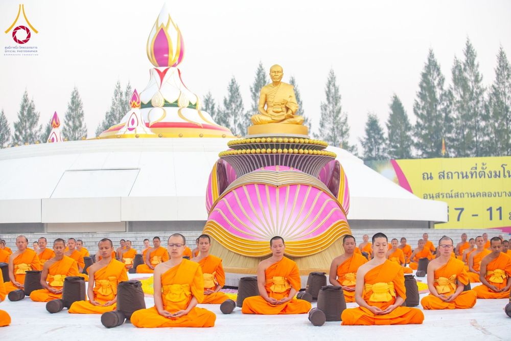ภาพ No.191908:พระธรรมยาตราปฏิบัติธรรม และถ่ายภาพหมู่ประวัติศาสตร์ ณ อนุสรณ์สถานคลองบางนางแท่น อ.สามพราน จ.นครปฐม ในโครงการธรรมยาตรา กตัญญูบูชา มหาปูชนียาจารย์ พระมงคลเทพมุนี(สด จนฺทสโร) พระผู้ปราบมาร อนุสรณ์สถาน 7 แห่ง ปีที่ 13 วันที่ 8 มกราคม พ.ศ. 2568