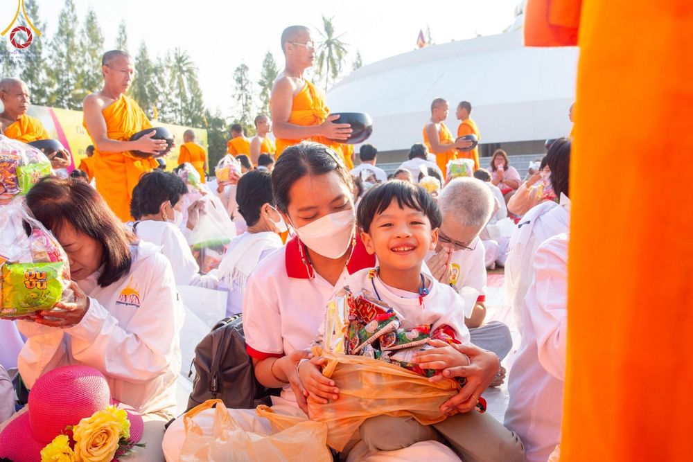 ภาพ No.193182:พิธีตักบาตรพระธรรมยาตรา ณ อนุสรณ์สถานคลองบางนางแท่น อ.สามพราน จ.นครปฐม ในโครงการธรรมยาตรา กตัญญูบูชา มหาปูชนียาจารย์ พระมงคลเทพมุนี(สด จนฺทสโร) พระผู้ปราบมาร อนุสรณ์สถาน 7 แห่ง ปีที่ 13 วันที่ 11 มกราคม พ.ศ.2568