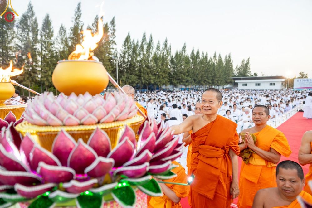ภาพ No.194283:พิธีจุดประทีปถวายเป็นพุทธบูชา และบูชาธรรมมหาปูชนียาจารย์ ณ อนุสรณ์สถานคลองบางนางแท่น อ.สามพราน จ.นครปฐม ในโครงการธรรมยาตรา กตัญญูบูชา มหาปูชนียาจารย์ พระมงคลเทพมุนี(สด จนฺทสโร) พระผู้ปราบมาร อนุสรณ์สถาน 7 แห่ง ปีที่ 13 วันที่ 10 มกราคม พ.ศ. 2568