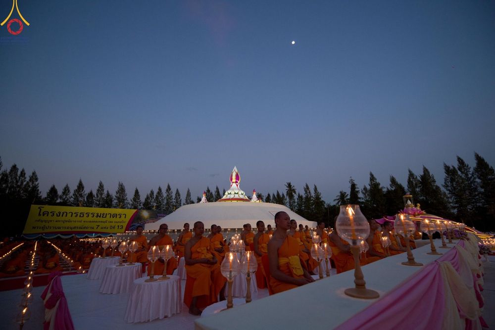 ภาพ No.194309:พิธีจุดประทีปถวายเป็นพุทธบูชา และบูชาธรรมมหาปูชนียาจารย์ ณ อนุสรณ์สถานคลองบางนางแท่น อ.สามพราน จ.นครปฐม ในโครงการธรรมยาตรา กตัญญูบูชา มหาปูชนียาจารย์ พระมงคลเทพมุนี(สด จนฺทสโร) พระผู้ปราบมาร อนุสรณ์สถาน 7 แห่ง ปีที่ 13 วันที่ 10 มกราคม พ.ศ. 2568