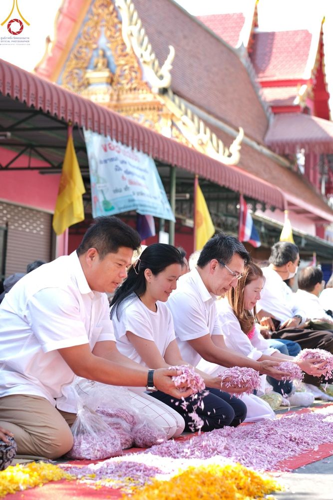ภาพ No.196176:พิธีต้อนรับพระธรรมยาตรา ณ อนุสรณ์สถานลำดับที่ 4 สถานที่เกิดด้วยกายธรรม วัดโบสถ์(บน) ต.บางคูเวียง จ.นนทบุรี ในโครงการธรรมยาตรา กตัญญูบูชา มหาปูชนียาจารย์ พระมงคลเทพมุนี(สด จนฺทสโร) พระผู้ปราบมาร อนุสรณ์สถาน 7 แห่ง ปีที่ 13 วันที่ 15 มกราคม พ.ศ. 2568