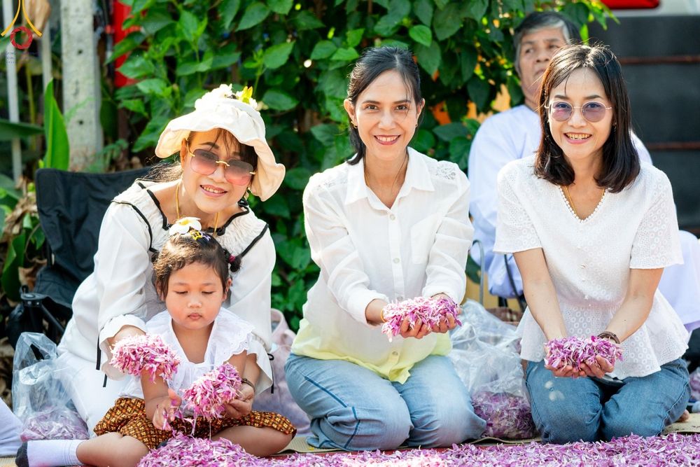 ภาพ No.196188:พิธีต้อนรับพระธรรมยาตรา ณ อนุสรณ์สถานลำดับที่ 4 สถานที่เกิดด้วยกายธรรม วัดโบสถ์(บน) ต.บางคูเวียง จ.นนทบุรี ในโครงการธรรมยาตรา กตัญญูบูชา มหาปูชนียาจารย์ พระมงคลเทพมุนี(สด จนฺทสโร) พระผู้ปราบมาร อนุสรณ์สถาน 7 แห่ง ปีที่ 13 วันที่ 15 มกราคม พ.ศ. 2568