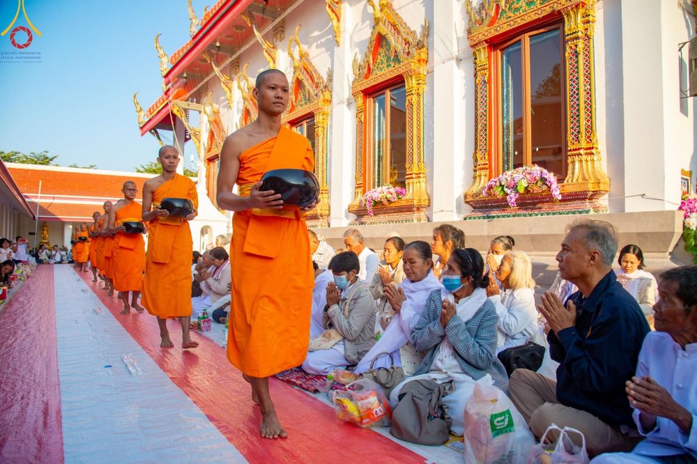 ภาพ No.196505:พิธีตักบาตรพระธรรมยาตรา ณ อนุสรณ์สถานลำดับที่ 3 สถานที่เกิดใหม่ในเพศสมณะ วัดสองพี่น้อง ต.ต้นตาล อ.สองพี่น้อง จ.สุพรรณบุรี ในโครงการธรรมยาตรา กตัญญูบูชา มหาปูชนียาจารย์ พระมงคลเทพมุนี(สด จนฺทสโร) พระผู้ปราบมาร ปีที่ 13 วันที่ 15 มกราคม พ.ศ.2568