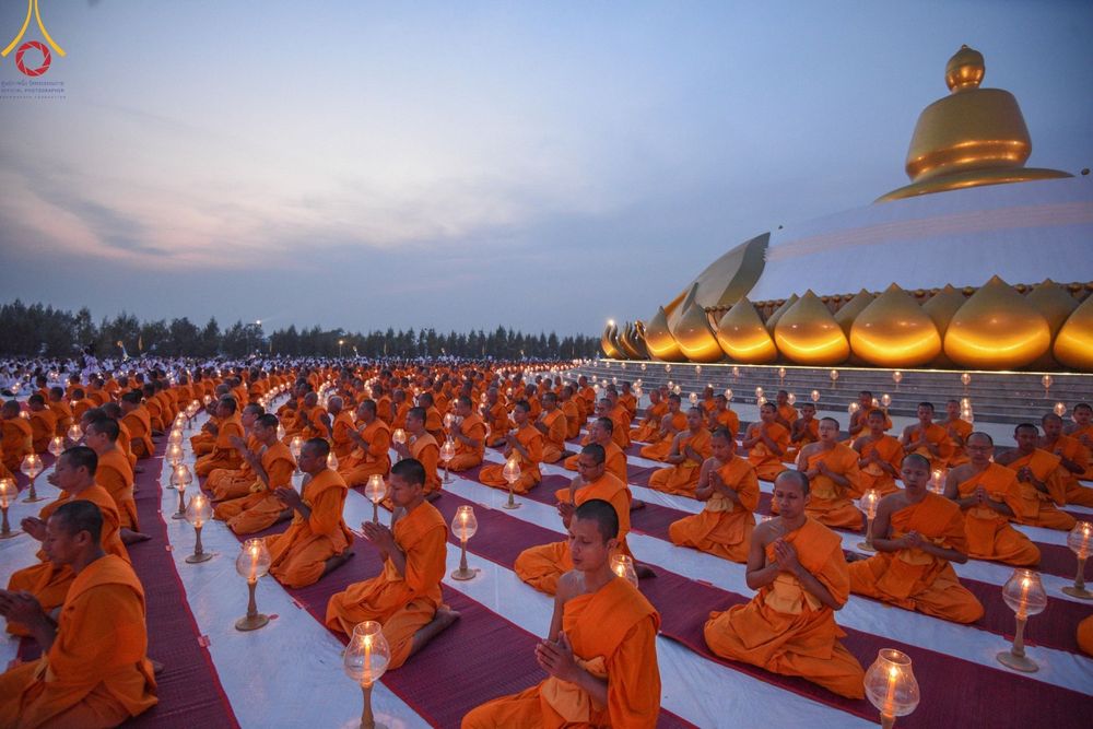 ภาพ No.200705:พิธีจุดประทีปถวายเป็นพุทธบูชา และบูชาธรรมมหาปูชนียาจารย์ ณ อนุสรณ์สถานบางปลา วัดบางปลา อำเภอบางเลน จังหวัดนครปฐม ในโครงการธรรมยาตรา กตัญญูบูชา มหาปูชนียาจารย์ พระมงคลเทพมุนี(สด จนฺทสโร) พระผู้ปราบมาร อนุสรณ์สถาน 7 แห่ง ปีที่ 13 วันที่ 23 มกราคม พ.ศ. 2568