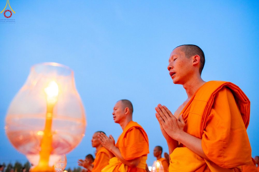 ภาพ No.200706:พิธีจุดประทีปถวายเป็นพุทธบูชา และบูชาธรรมมหาปูชนียาจารย์ ณ อนุสรณ์สถานบางปลา วัดบางปลา อำเภอบางเลน จังหวัดนครปฐม ในโครงการธรรมยาตรา กตัญญูบูชา มหาปูชนียาจารย์ พระมงคลเทพมุนี(สด จนฺทสโร) พระผู้ปราบมาร อนุสรณ์สถาน 7 แห่ง ปีที่ 13 วันที่ 23 มกราคม พ.ศ. 2568