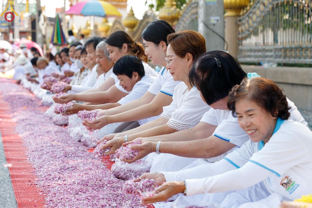 ภาพ No.202397:พิธีต้อนรับพระธรรมยาตรา ณ อนุสรณ์สถานลำดับที่ 7 สถานที่ขยายวิชชาธรรมกาย วัดพระธรรมกาย ต.คลองสาม อ.คลองหลวง จ.ปทุมธานี ในโครงการธรรมยาตรา กตัญญูบูชา มหาปูชนียาจารย์ พระมงคลเทพมุนี(สด จนฺทสโร) พระผู้ปราบมาร อนุสรณ์สถาน 7 แห่ง ปีที่ 13 วันที่ 26 มกราคม 2568