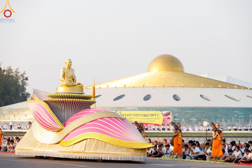 ภาพ No.202440:พิธีต้อนรับพระธรรมยาตรา ณ อนุสรณ์สถานลำดับที่ 7 สถานที่ขยายวิชชาธรรมกาย วัดพระธรรมกาย ต.คลองสาม อ.คลองหลวง จ.ปทุมธานี ในโครงการธรรมยาตรา กตัญญูบูชา มหาปูชนียาจารย์ พระมงคลเทพมุนี(สด จนฺทสโร) พระผู้ปราบมาร อนุสรณ์สถาน 7 แห่ง ปีที่ 13 วันที่ 26 มกราคม 2568