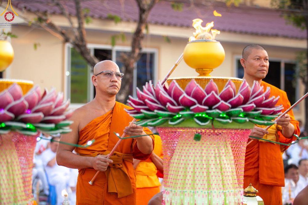 ภาพ No.207026:พิธีจุดประทีปถวายเป็นพุทธบูชา และบูชาธรรมมหาปูชนียาจารย์ ณ วัดโบสถ์(บน) ตำบลบางคูเวียง อำเภอบางกรวย จังหวัดนนทบุรี ในโครงการธรรมยาตรา กตัญญูบูชา มหาปูชนียาจารย์ พระมงคลเทพมุนี(สด จนฺทสโร) พระผู้ปราบมาร อนุสรณ์สถาน 7 แห่ง ปีที่ 13 วันที่ 18 มกราคม พ.ศ. 25