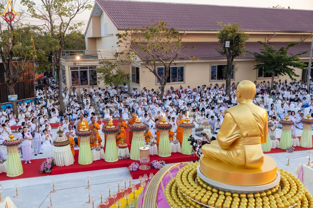 ภาพ No.207028:พิธีจุดประทีปถวายเป็นพุทธบูชา และบูชาธรรมมหาปูชนียาจารย์ ณ วัดโบสถ์(บน) ตำบลบางคูเวียง อำเภอบางกรวย จังหวัดนนทบุรี ในโครงการธรรมยาตรา กตัญญูบูชา มหาปูชนียาจารย์ พระมงคลเทพมุนี(สด จนฺทสโร) พระผู้ปราบมาร อนุสรณ์สถาน 7 แห่ง ปีที่ 13 วันที่ 18 มกราคม พ.ศ. 25