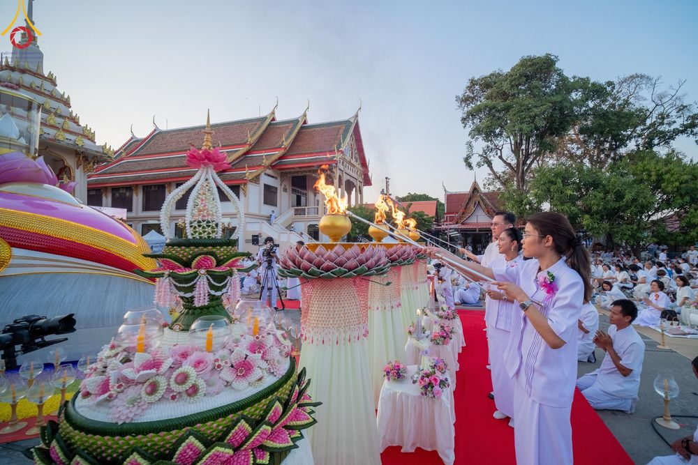 ภาพ No.207031:พิธีจุดประทีปถวายเป็นพุทธบูชา และบูชาธรรมมหาปูชนียาจารย์ ณ วัดโบสถ์(บน) ตำบลบางคูเวียง อำเภอบางกรวย จังหวัดนนทบุรี ในโครงการธรรมยาตรา กตัญญูบูชา มหาปูชนียาจารย์ พระมงคลเทพมุนี(สด จนฺทสโร) พระผู้ปราบมาร อนุสรณ์สถาน 7 แห่ง ปีที่ 13 วันที่ 18 มกราคม พ.ศ. 25