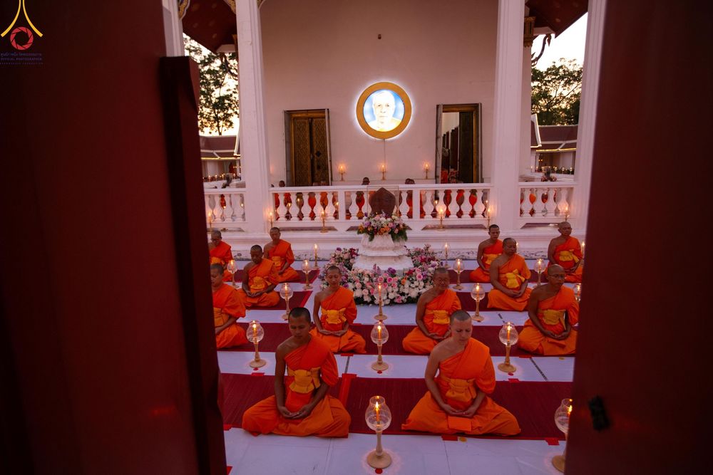 ภาพ No.207076:พิธีจุดประทีปถวายเป็นพุทธบูชา และบูชาธรรมมหาปูชนียาจารย์ ณ วัดโบสถ์(บน) ตำบลบางคูเวียง อำเภอบางกรวย จังหวัดนนทบุรี ในโครงการธรรมยาตรา กตัญญูบูชา มหาปูชนียาจารย์ พระมงคลเทพมุนี(สด จนฺทสโร) พระผู้ปราบมาร อนุสรณ์สถาน 7 แห่ง ปีที่ 13 วันที่ 18 มกราคม พ.ศ. 25