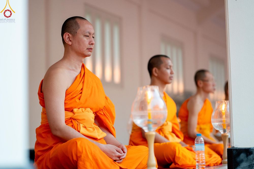 ภาพ No.207082:พิธีจุดประทีปถวายเป็นพุทธบูชา และบูชาธรรมมหาปูชนียาจารย์ ณ วัดโบสถ์(บน) ตำบลบางคูเวียง อำเภอบางกรวย จังหวัดนนทบุรี ในโครงการธรรมยาตรา กตัญญูบูชา มหาปูชนียาจารย์ พระมงคลเทพมุนี(สด จนฺทสโร) พระผู้ปราบมาร อนุสรณ์สถาน 7 แห่ง ปีที่ 13 วันที่ 18 มกราคม พ.ศ. 25