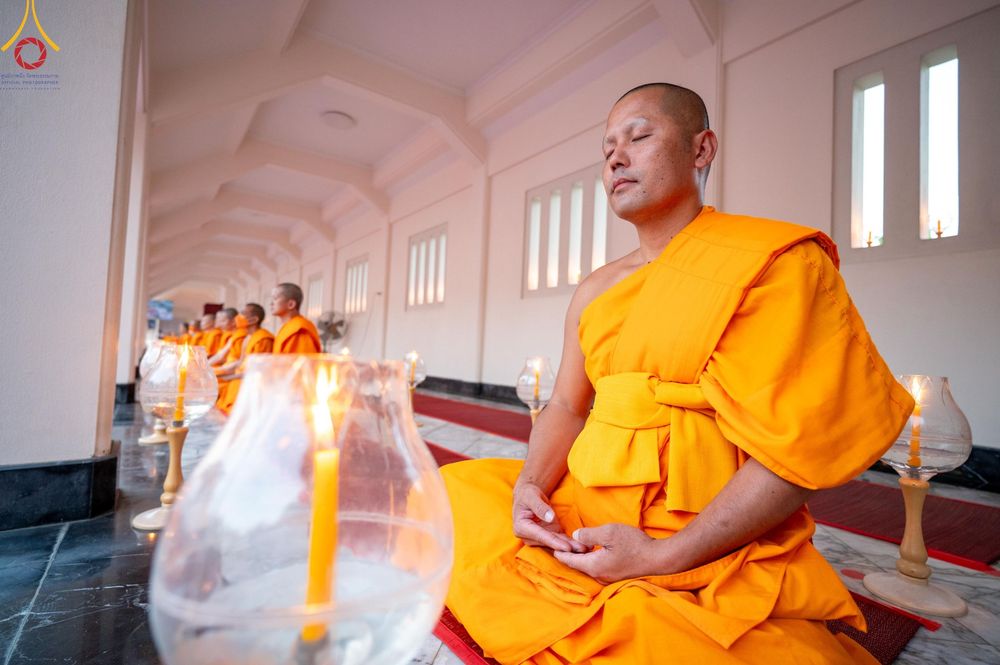 ภาพ No.207089:พิธีจุดประทีปถวายเป็นพุทธบูชา และบูชาธรรมมหาปูชนียาจารย์ ณ วัดโบสถ์(บน) ตำบลบางคูเวียง อำเภอบางกรวย จังหวัดนนทบุรี ในโครงการธรรมยาตรา กตัญญูบูชา มหาปูชนียาจารย์ พระมงคลเทพมุนี(สด จนฺทสโร) พระผู้ปราบมาร อนุสรณ์สถาน 7 แห่ง ปีที่ 13 วันที่ 18 มกราคม พ.ศ. 25