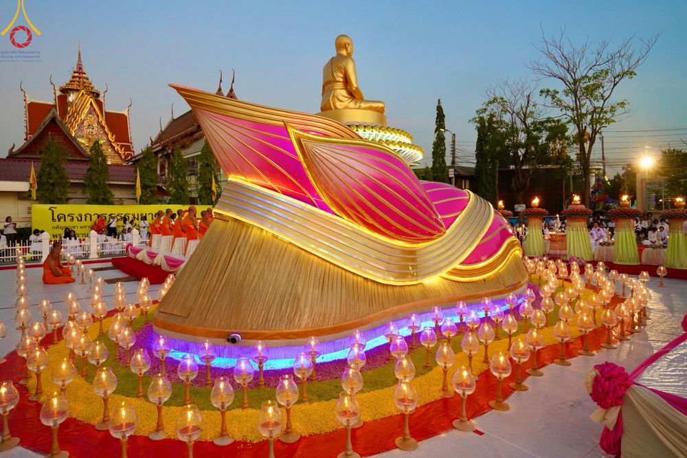 ภาพ No.207138:พิธีจุดประทีปถวายเป็นพุทธบูชา และบูชาธรรมมหาปูชนียาจารย์ ณ วัดโบสถ์(บน) ตำบลบางคูเวียง อำเภอบางกรวย จังหวัดนนทบุรี ในโครงการธรรมยาตรา กตัญญูบูชา มหาปูชนียาจารย์ พระมงคลเทพมุนี(สด จนฺทสโร) พระผู้ปราบมาร อนุสรณ์สถาน 7 แห่ง ปีที่ 13 วันที่ 18 มกราคม พ.ศ. 25