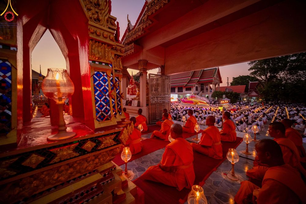 ภาพ No.207142:พิธีจุดประทีปถวายเป็นพุทธบูชา และบูชาธรรมมหาปูชนียาจารย์ ณ วัดโบสถ์(บน) ตำบลบางคูเวียง อำเภอบางกรวย จังหวัดนนทบุรี ในโครงการธรรมยาตรา กตัญญูบูชา มหาปูชนียาจารย์ พระมงคลเทพมุนี(สด จนฺทสโร) พระผู้ปราบมาร อนุสรณ์สถาน 7 แห่ง ปีที่ 13 วันที่ 18 มกราคม พ.ศ. 25