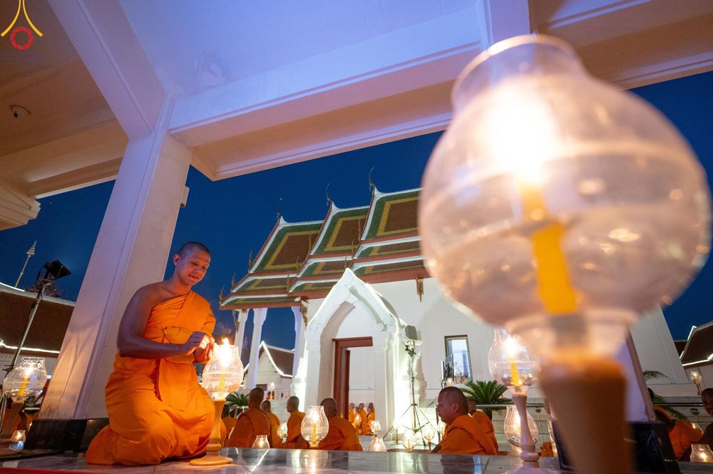 ภาพ No.207150:พิธีจุดประทีปถวายเป็นพุทธบูชา และบูชาธรรมมหาปูชนียาจารย์ ณ วัดโบสถ์(บน) ตำบลบางคูเวียง อำเภอบางกรวย จังหวัดนนทบุรี ในโครงการธรรมยาตรา กตัญญูบูชา มหาปูชนียาจารย์ พระมงคลเทพมุนี(สด จนฺทสโร) พระผู้ปราบมาร อนุสรณ์สถาน 7 แห่ง ปีที่ 13 วันที่ 18 มกราคม พ.ศ. 25