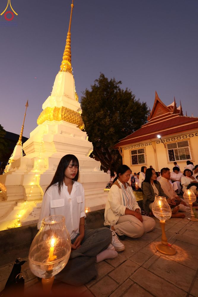 ภาพ No.207155:พิธีจุดประทีปถวายเป็นพุทธบูชา และบูชาธรรมมหาปูชนียาจารย์ ณ วัดโบสถ์(บน) ตำบลบางคูเวียง อำเภอบางกรวย จังหวัดนนทบุรี ในโครงการธรรมยาตรา กตัญญูบูชา มหาปูชนียาจารย์ พระมงคลเทพมุนี(สด จนฺทสโร) พระผู้ปราบมาร อนุสรณ์สถาน 7 แห่ง ปีที่ 13 วันที่ 18 มกราคม พ.ศ. 25