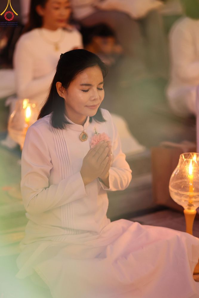 ภาพ No.207156:พิธีจุดประทีปถวายเป็นพุทธบูชา และบูชาธรรมมหาปูชนียาจารย์ ณ วัดโบสถ์(บน) ตำบลบางคูเวียง อำเภอบางกรวย จังหวัดนนทบุรี ในโครงการธรรมยาตรา กตัญญูบูชา มหาปูชนียาจารย์ พระมงคลเทพมุนี(สด จนฺทสโร) พระผู้ปราบมาร อนุสรณ์สถาน 7 แห่ง ปีที่ 13 วันที่ 18 มกราคม พ.ศ. 25