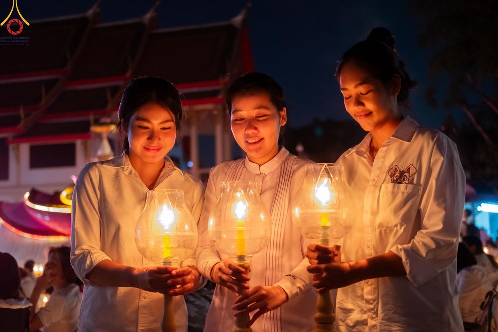 ภาพ No.207168:พิธีจุดประทีปถวายเป็นพุทธบูชา และบูชาธรรมมหาปูชนียาจารย์ ณ วัดโบสถ์(บน) ตำบลบางคูเวียง อำเภอบางกรวย จังหวัดนนทบุรี ในโครงการธรรมยาตรา กตัญญูบูชา มหาปูชนียาจารย์ พระมงคลเทพมุนี(สด จนฺทสโร) พระผู้ปราบมาร อนุสรณ์สถาน 7 แห่ง ปีที่ 13 วันที่ 18 มกราคม พ.ศ. 25