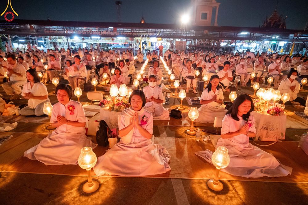 ภาพ No.207170:พิธีจุดประทีปถวายเป็นพุทธบูชา และบูชาธรรมมหาปูชนียาจารย์ ณ วัดโบสถ์(บน) ตำบลบางคูเวียง อำเภอบางกรวย จังหวัดนนทบุรี ในโครงการธรรมยาตรา กตัญญูบูชา มหาปูชนียาจารย์ พระมงคลเทพมุนี(สด จนฺทสโร) พระผู้ปราบมาร อนุสรณ์สถาน 7 แห่ง ปีที่ 13 วันที่ 18 มกราคม พ.ศ. 25