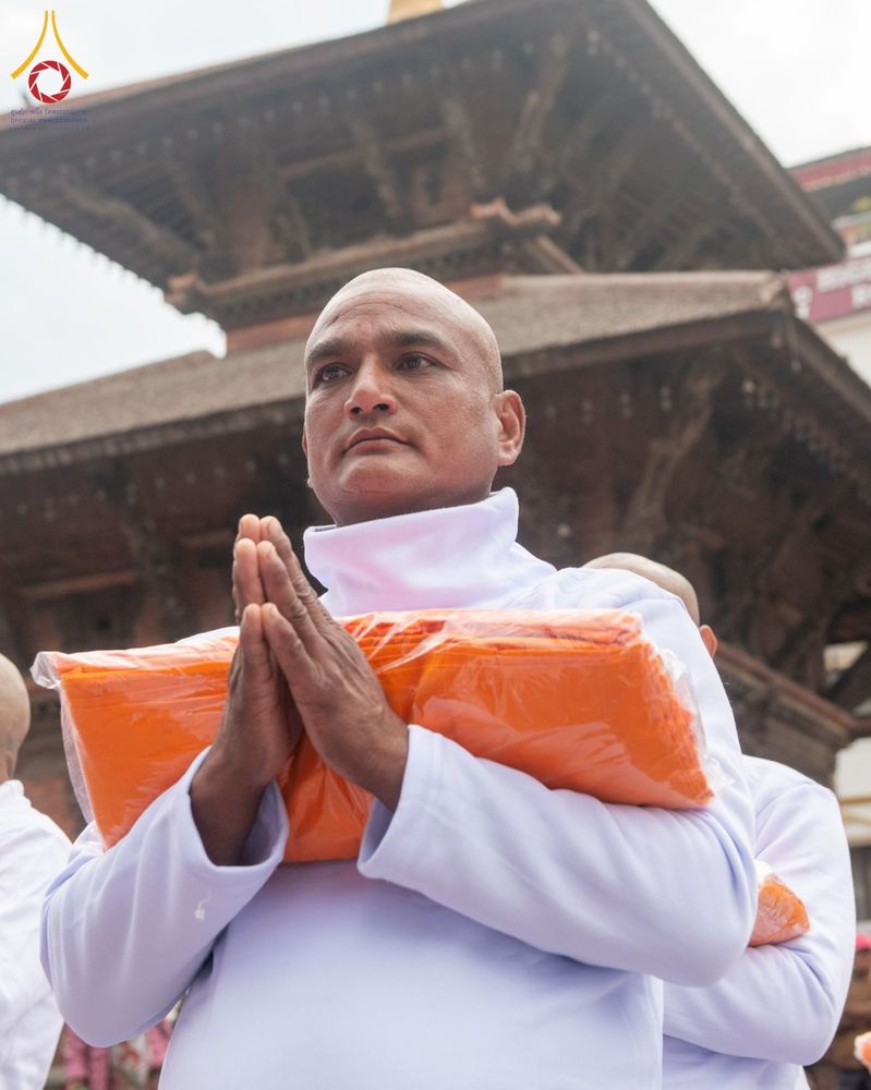 ภาพ No.210111:วันที่ 28 กุมภาพันธ์ พ.ศ.2568 พิธีเปิดโครงการบวชสามเณร พิธีถวายไทยธรรม พิธีขอขมามอบผ้าไตร  ณ เมืองปาตัน ประเทศเนปาล