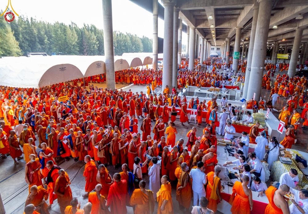 ภาพ No.219960:บรรยากาศการเดินทางเข้าวัดพระธรรมกาย , การต้อนรับปฏิสันถาร , การฉันภัตตาหารเช้า , การลงทะเบียนพระสังฆาธิการ  เนื่องในวันคุ้มครองโลก พิธีถวายมหาสังฆทานคณะสงฆ์ 40,000 กว่าวัดทั่วประเทศ ณ วัดพระธรรมกาย